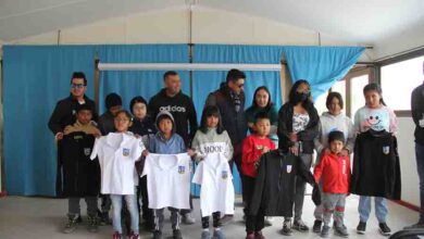 Photo of Con programa de voluntariado de Minera El Abra, trabajadores entregan uniformes en Escuela de Caspana