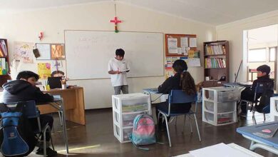 Photo of Estudiante becado por El Abra apoya a niños y niñas de Caspana con clases de matemáticas