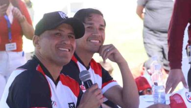 Photo of Matías Fernández y Humberto Suazo visitan el estadio Zorros del Desierto en Calama.