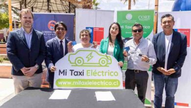 Photo of Se entregaron los dos primeros vehículos del programa Mi Taxi Eléctrico en la región