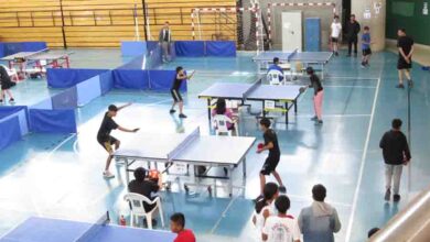 Photo of Estudiantes de Calama aprenden tenis de mesa con nueva implementación adquirida con apoyo de El Abra