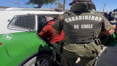 Photo of Detienen a dos mujeres por contrabando de cigarros, ley 20.000 y rotura de sellos