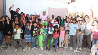 Photo of Niños y niñas del Campamento de Quetena reciben al Viejito Pascuero con apoyo de El Abra